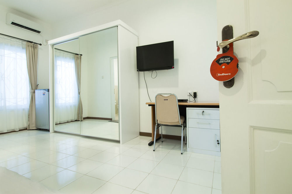 Reddoorz Plus @ Tendean Джакарта Экстерьер фото