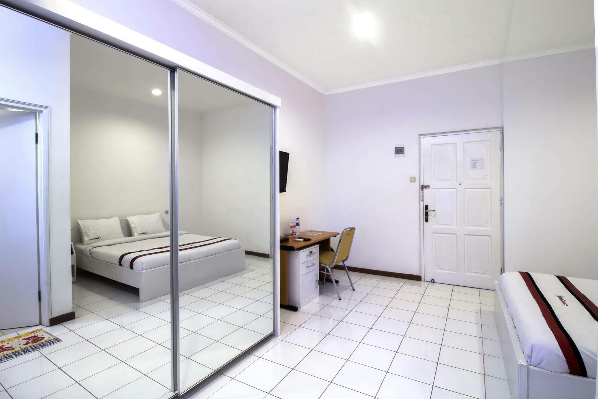 Reddoorz Plus @ Tendean Джакарта Экстерьер фото