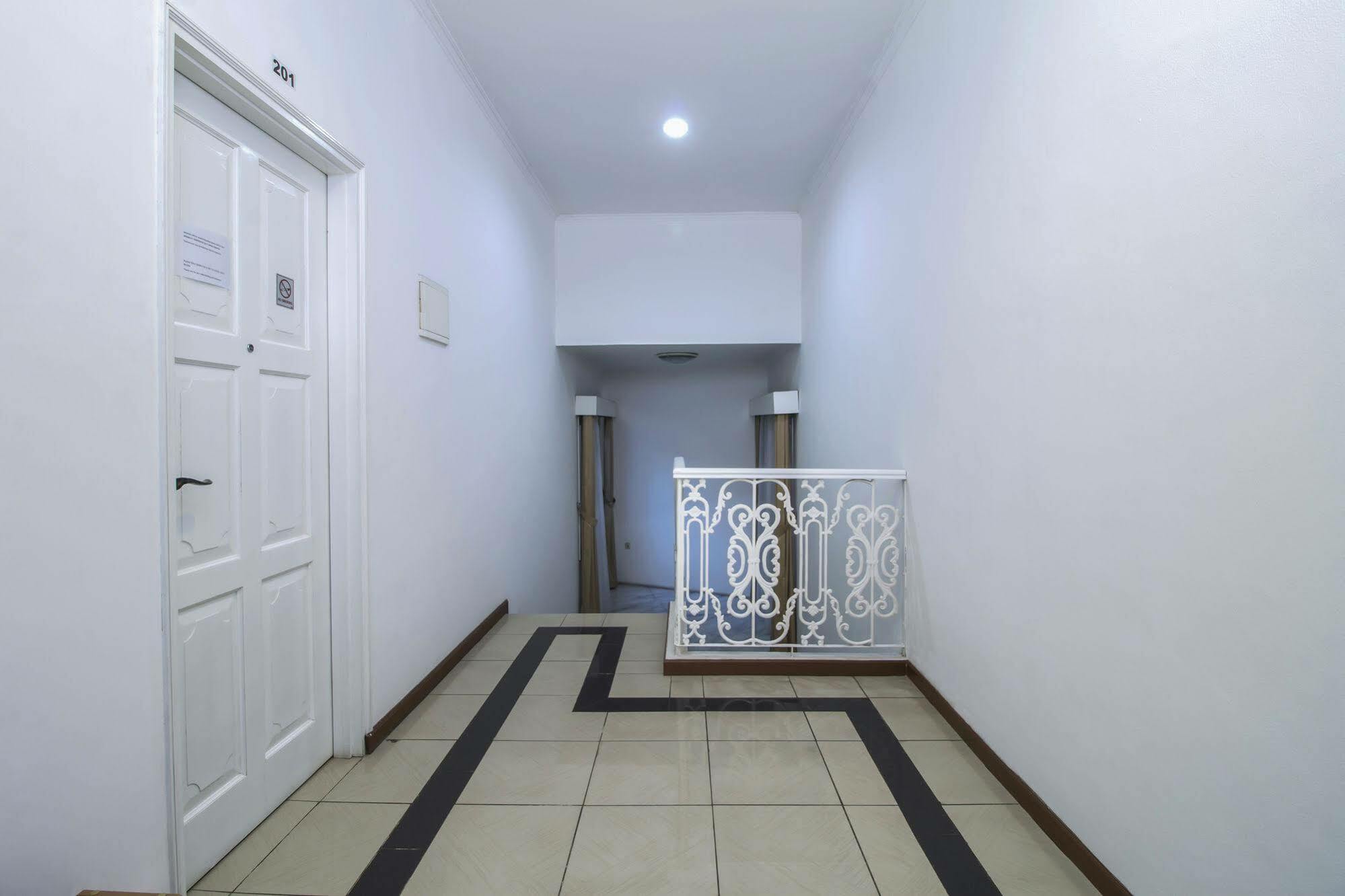 Reddoorz Plus @ Tendean Джакарта Экстерьер фото